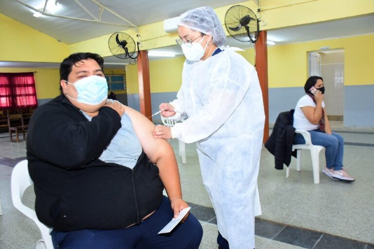 Nuevo operativo de inmunización a personas con factores de riesgo