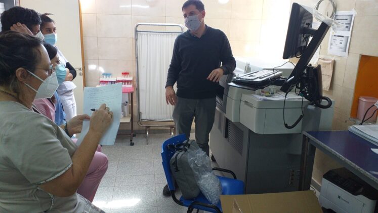 Hospital distrital 8: Personal de laboratorio afianzó conocimientos en el uso de un moderno equipo recientemente instalado