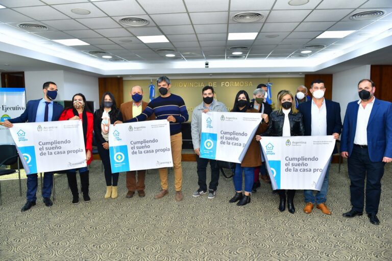 Insfrán encabezó la entrega de créditos Casa Propia a familias formoseñas
