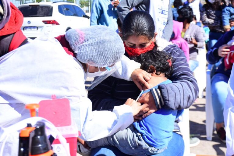 Se aplicaron más de 200 vacunas de calendario a niños y niñas del Lote 110 y 111