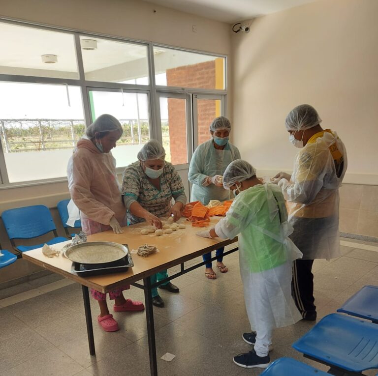 Pacientes de salud mental siguen con entusiasmo los encuentros del taller de cocina