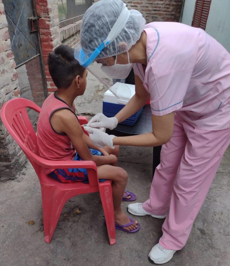 Niñas y niños de 11 años recibieron en sus casas las vacunas establecidas para su edad