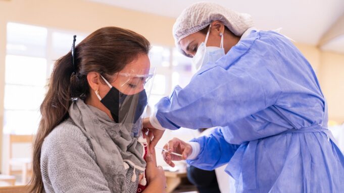 El gobernador Insfrán anunció la inscripción de vacunación para adolescentes con factores de riesgo y nuevas jornadas de inoculación