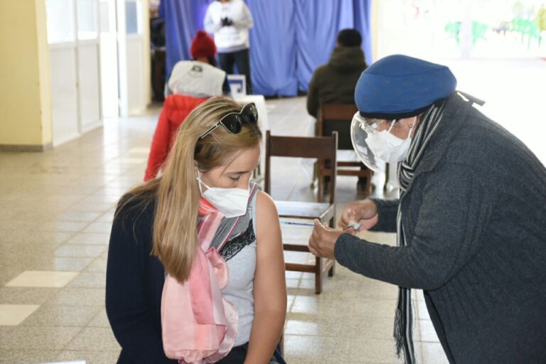 En Formosa se continúa inmunizando contra el COVID- 19 a comprovincianos del interior