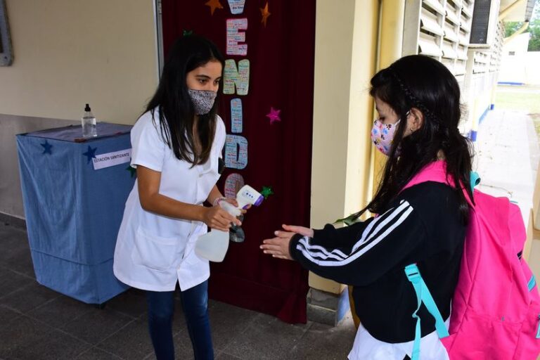 Henzeireder valoró el compromiso de las familias y los estudiantes en el regreso a las aulas