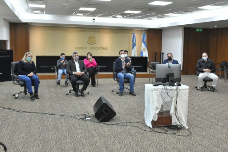 Se entregaron créditos y lotes del Procrear II a cinco familias formoseñas