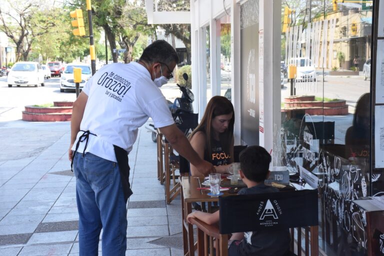 El Consejo COVID extendió el horario de circulación y de atención de gastronómicos y comercios