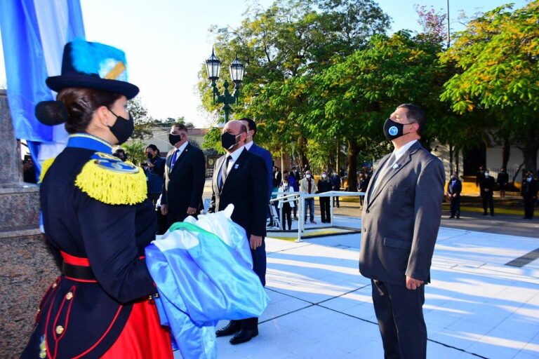 Insfrán encabezó el acto por el 205º aniversario de la Independencia Nacional