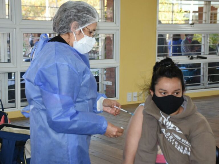 En el centro provincial, la inmunización contra el coronavirus también cubrió hasta la clase 2003