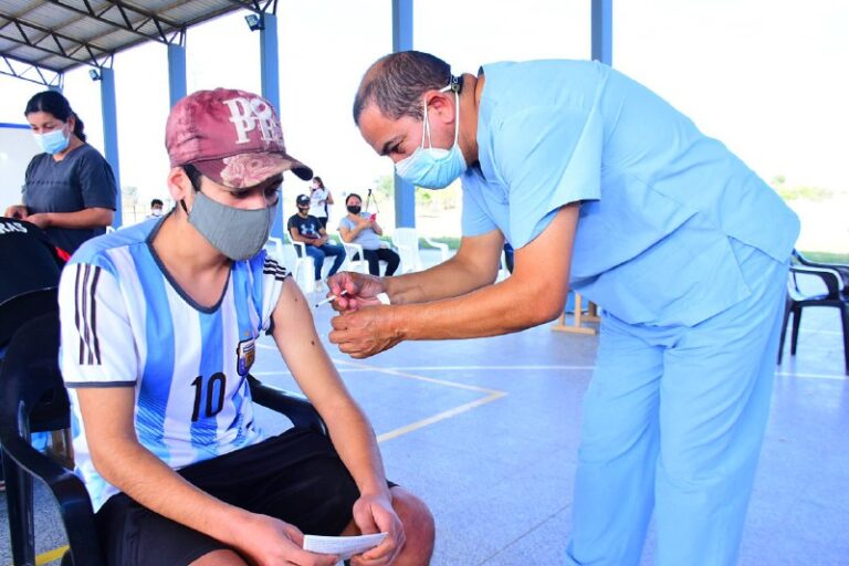 COVID-19: Avanzó la vacunación en el centro oeste hasta la clase 2003