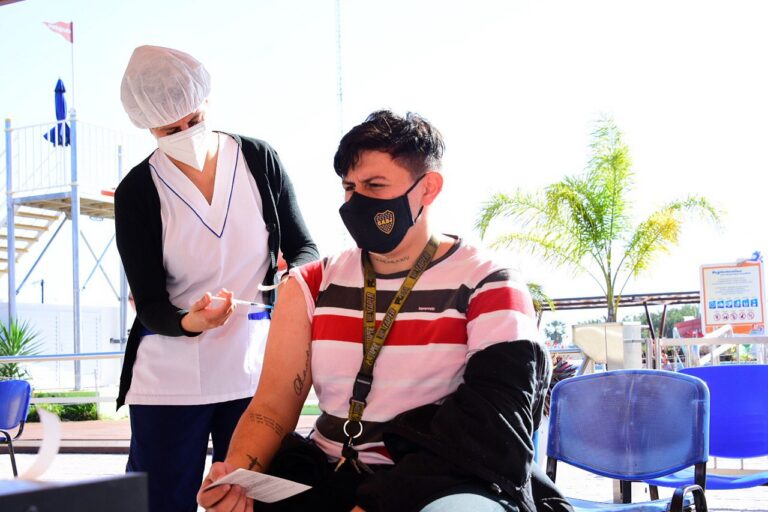 Tras alcanzar meta de inmunizar a población objetivo con una dosis, orgullo en personal de Salud