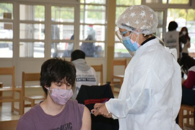 Este domingo vacunarán a los adolescentes de riesgo frente al COVID-19 de toda la provincia