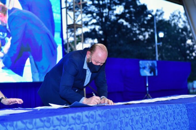 Insfrán firmó obras con intendentes por más de 25 mil millones de pesos
