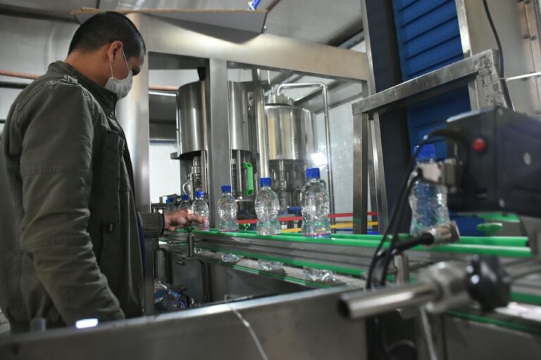 Cosenza: “Siempre vamos a acompañar a nuestros empresarios PyMEs como la empresa Agua Clara”