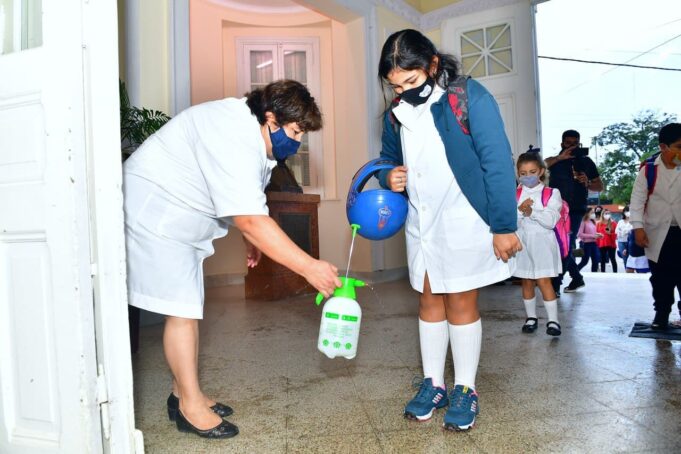 Cómo procederán los establecimientos educativos ante un caso positivo de COVID-19