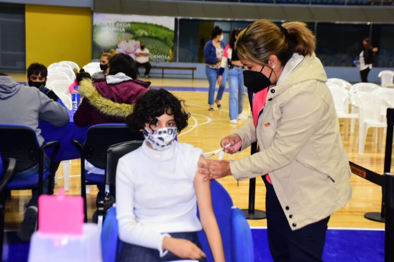 Con gran concurrencia, adolescentes de 14 años se inmunizaron con la vacuna Pfizer contra el COVID 19
