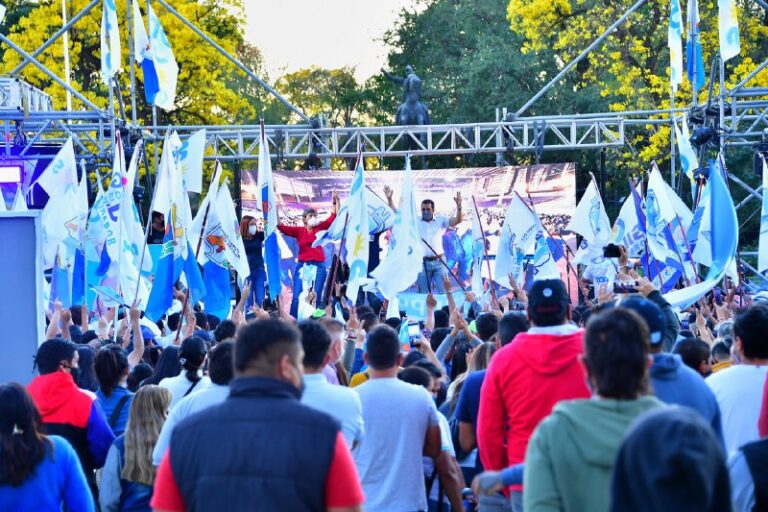 El “Frente de Todos” cerró su campaña con una nutrida caravana provincial