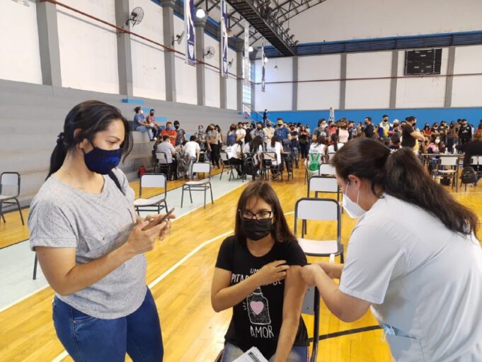 Se cumplió primera de las dos jornadas de vacunación a adolescentes de 14 y 15 años