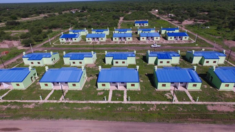 Insfrán autorizó licitación para construcción de 560 nuevas viviendas en doce localidades