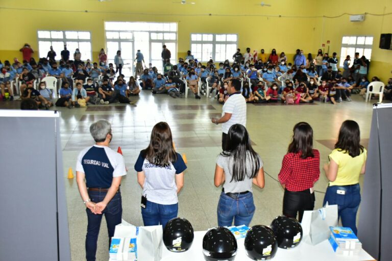 Interesante conversatorio sobre seguridad vial en institución educativa secundaria