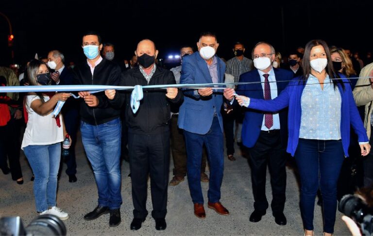 Insfrán encabezó inauguración de 20 cuadras de pavimento y obras complementarias en dos barrios