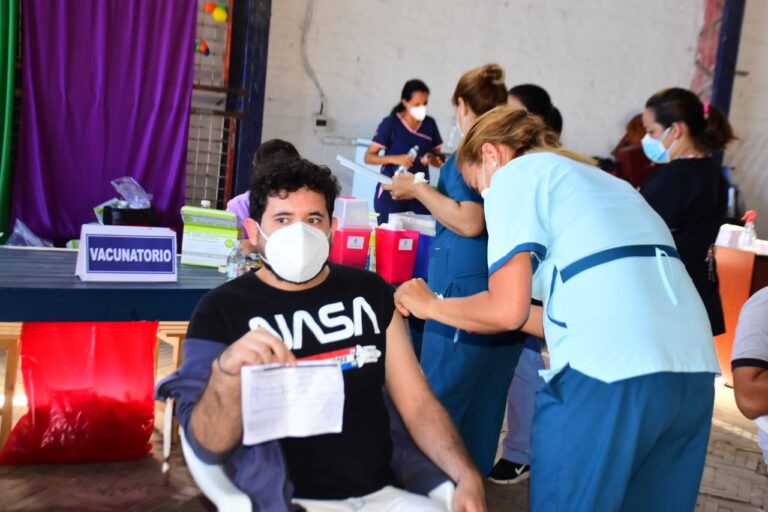 Más capitalinos completaron esquemas con AstraZeneca y Covishield
