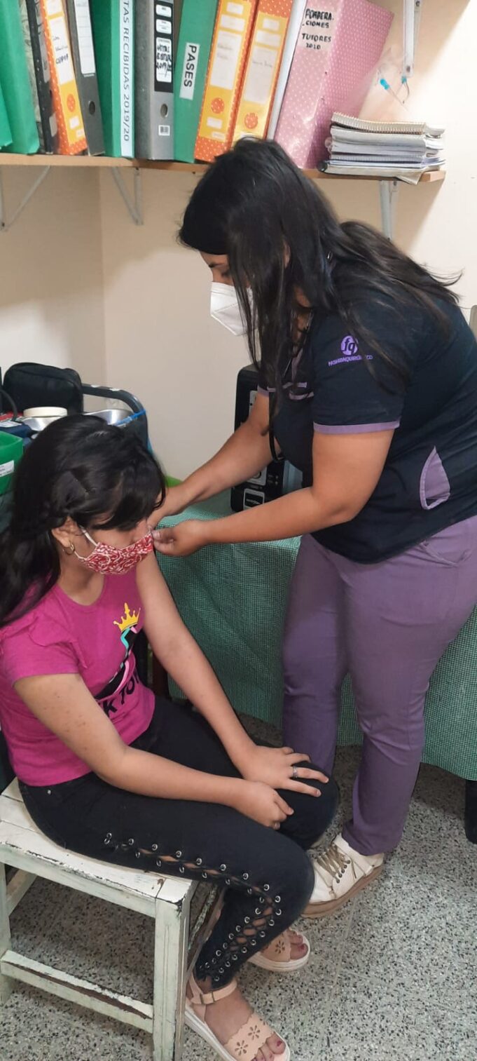 Operativo de inmunización para los niños de la Escuela Normal