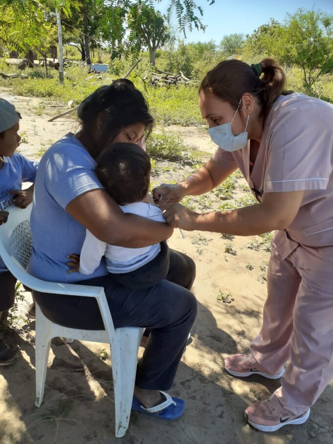 Vecinitos originarios recibieron vacunas en sus casas