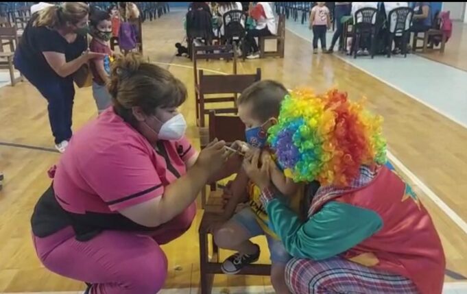 Clorinda vivió una maratónica jornada contra el COVID-19, inoculando a menores de 3 y 4 años
