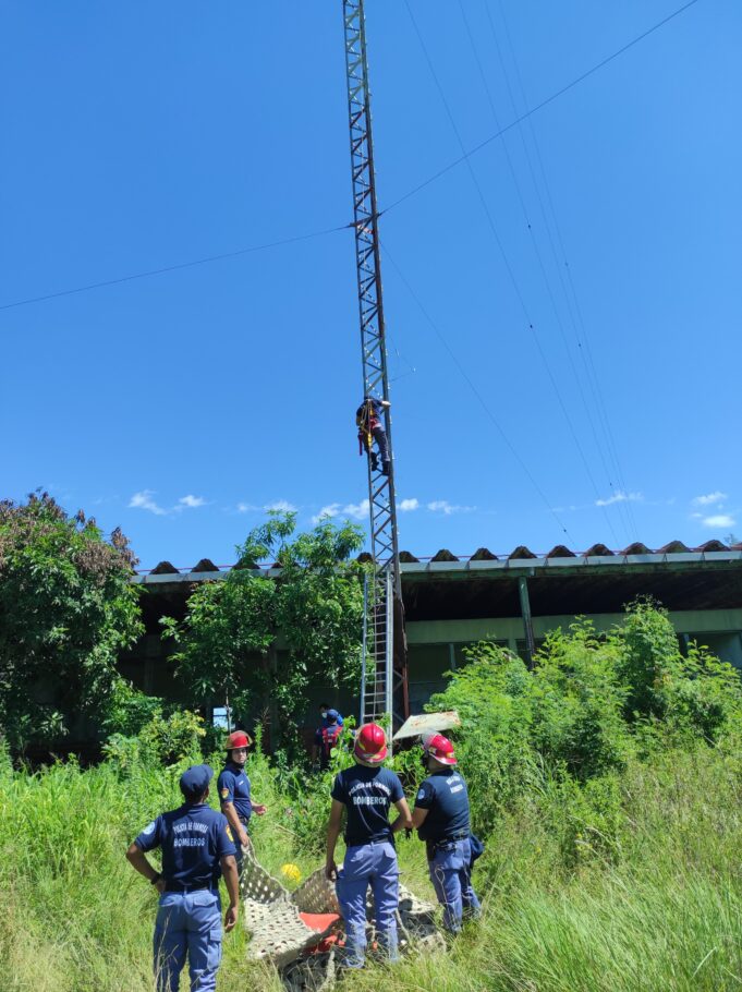 Rápida intervención de rescatistas evitó que joven se arroje al vacío desde una antena