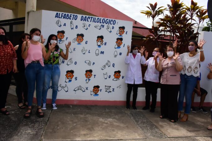 Inauguraron un mural con alfabeto en lengua de señas