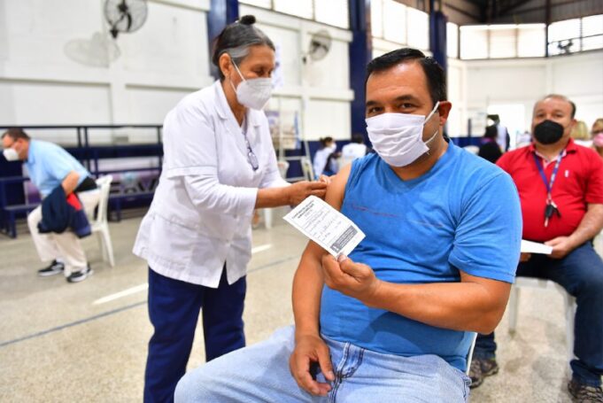Tercera dosis para residentes capitalinos y clorindenses