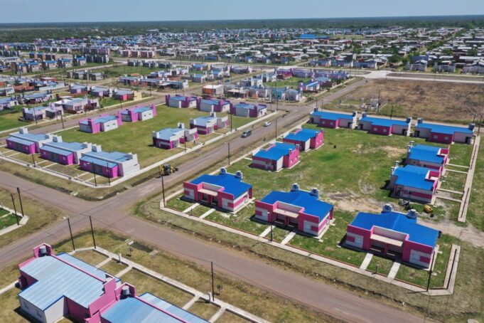 Insfrán anunció la licitación de 812 viviendas para diez localidades