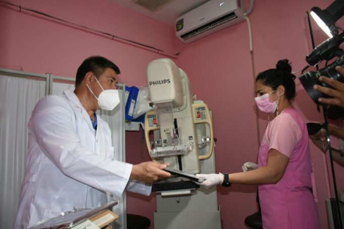 La Fundación Abriendo Surcos donó chasis para mamografía al hospital de la Madre y el Niño
