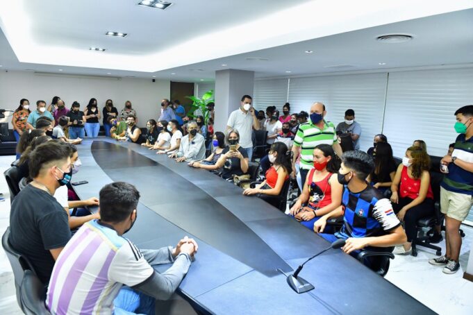 Estudiantes del Oeste visitaron al gobernador Insfrán