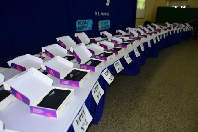 El vicegobernador entregó 500 tablets en Pirané