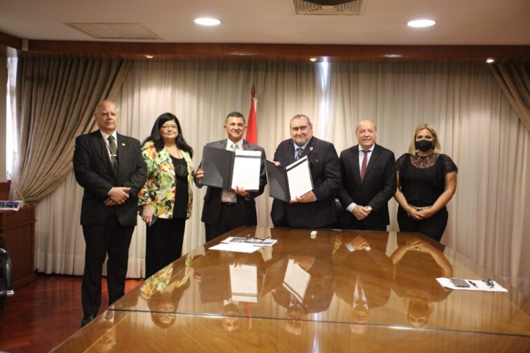 El ministro Alucín firmó convenio de cooperación con la Corte Suprema de Justicia de Paraguay