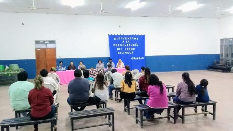 Estudiantes de la comunidad Wichi presentaron el libro bilingüe «Palhalis tä Lhaminya»