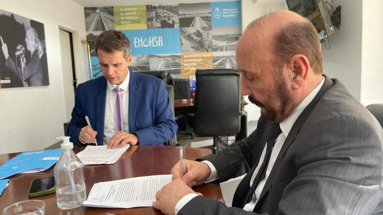 Insfrán selló convenios para obras sanitarias en dos localidades del interior