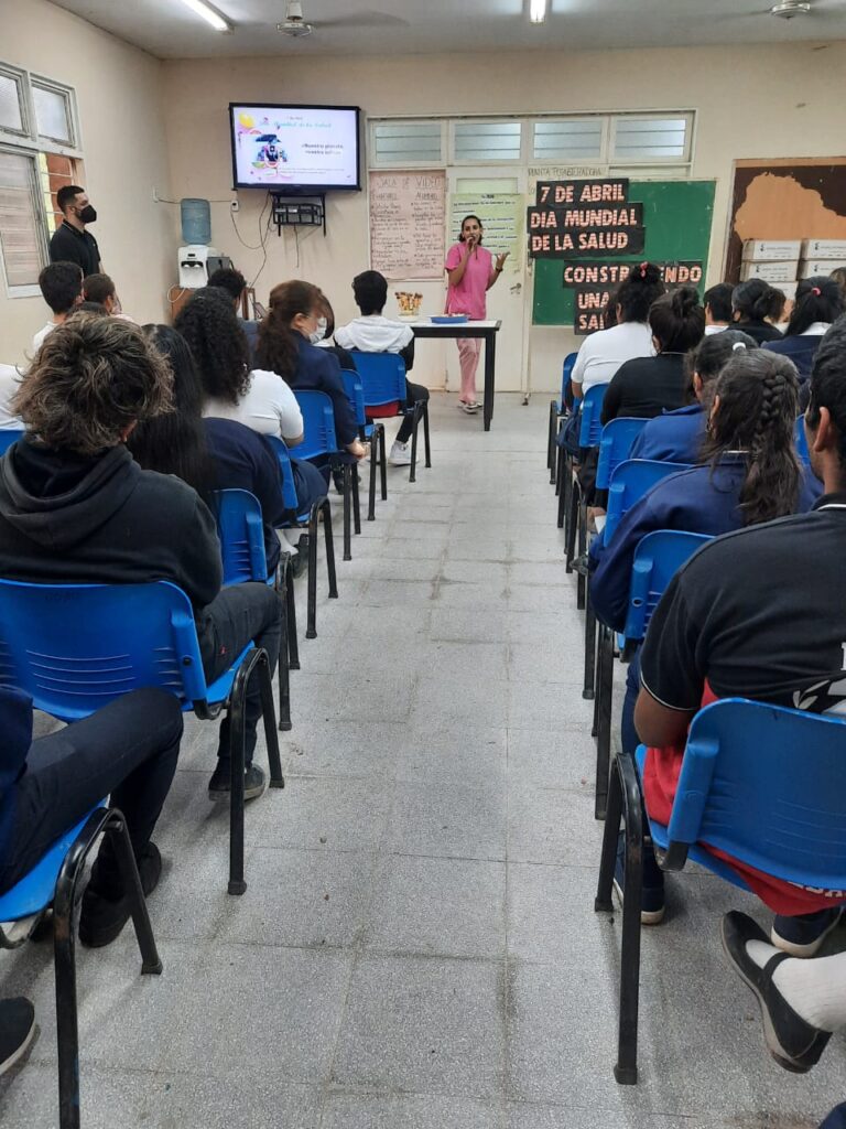 Fontana: Estudiantes secundarios participaron de una charla sobre cuidados de la salud
