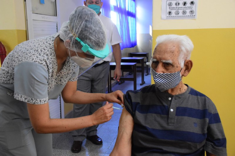 Adultos mayores desde 77 años en adelante ya pueden recibir su dosis de vacuna antigripal