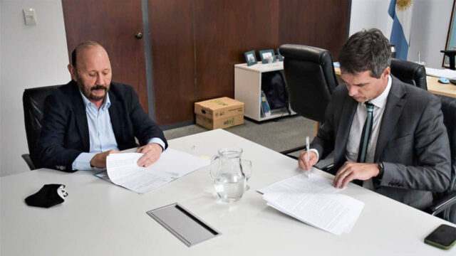 Insfrán firmó convenio para construcción de acueducto y plantas potabilizadoras