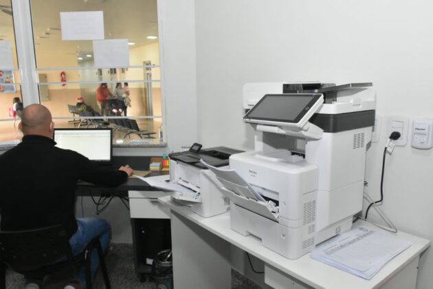 Más de 70 equipos informáticos fueron entregados y puestos en funcionamiento en distintos centros de salud de la capital