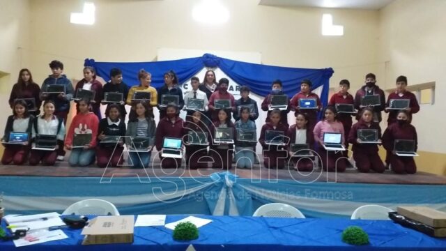 Se entregaron más netbooks a estudiantes de varias localidades