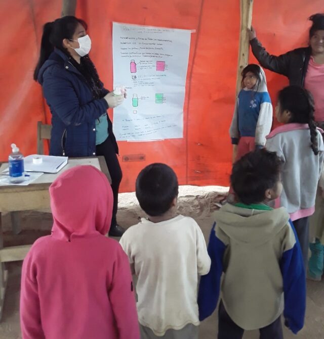 En el oeste los equipos de salud enseñan a las familias sobre la preparación correcta de los jarabes