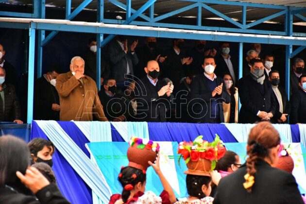 El gobernador Insfrán presidió el multitudinario desfile tradicional por la Provincialización de Formosa