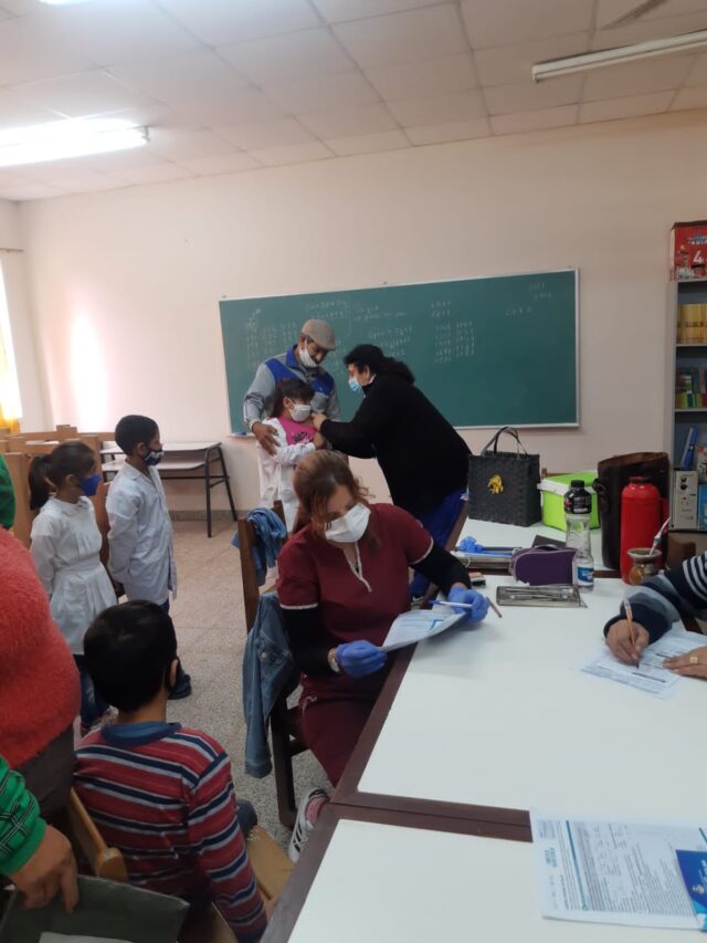 Fortalecen vacunación de calendario para niñas y niños de 11 años en escuelas del interior