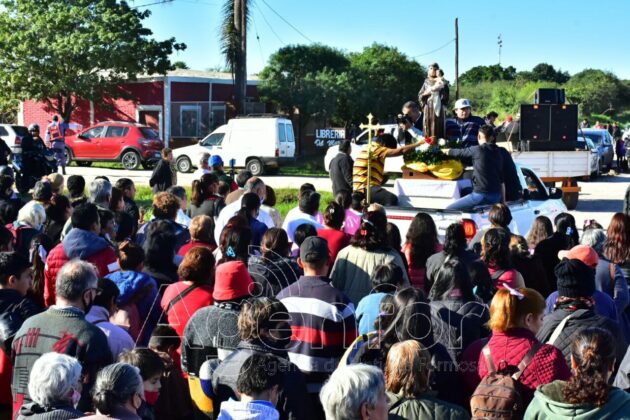 Miles de personas honraron a San Antonio en su día
