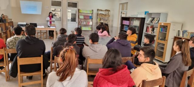 Brindaron charla sobre educación sexual a estudiantes de Villa Escolar