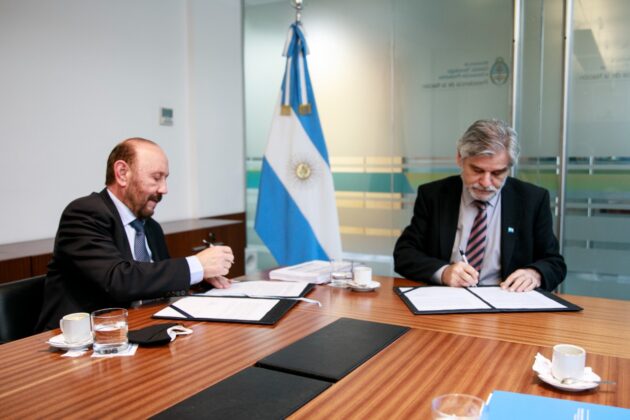 Insfrán firmó convenio con el Ministerio de Ciencia y Tecnología de la Nación